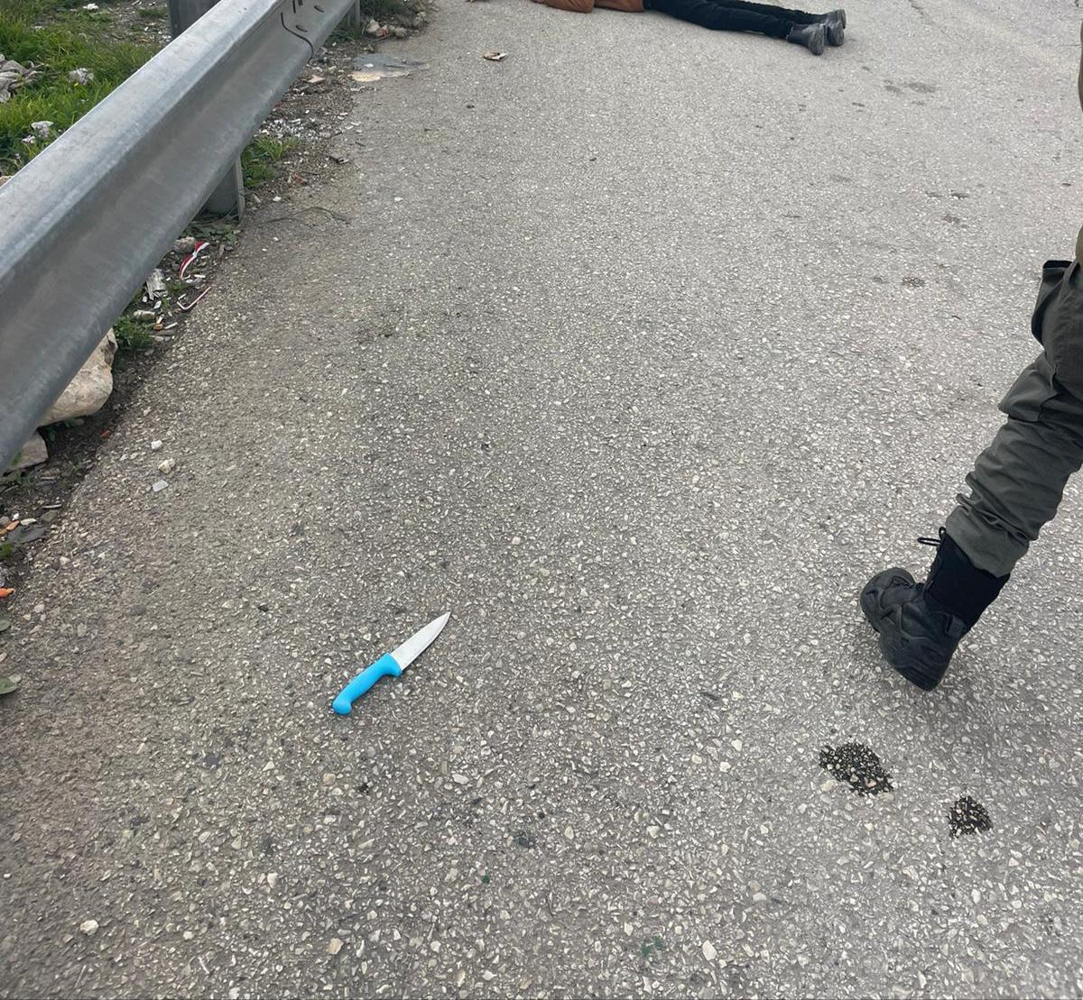 Border Police officers shot dead a Palestinian who attempted to stab them in the West Bank town of al-Eizariya, on the outskirts of East Jerusalem. Police say officers stopped the suspect, and during questioning he drew a knife and attempted to stab them. The Border Police officers returned fire, killing the suspect, police say. No officers are hurt in the incident