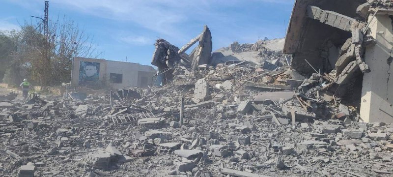 Israeli army air strikes in Tayr Harfa, at least 1 building was hit and completely destroyed