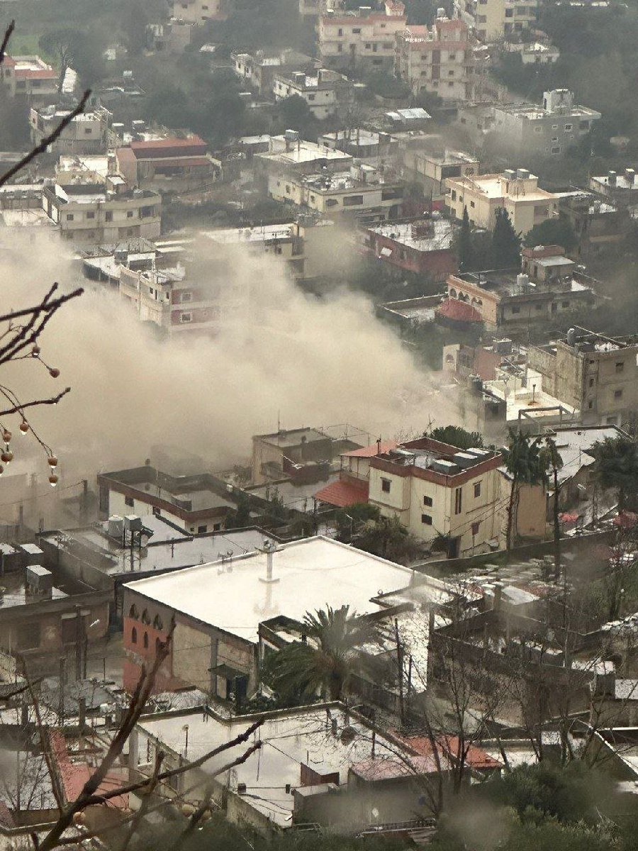 لحظة قصف طيران  منطقة الجامع في بلدة كفر كلا جنوب لبنان