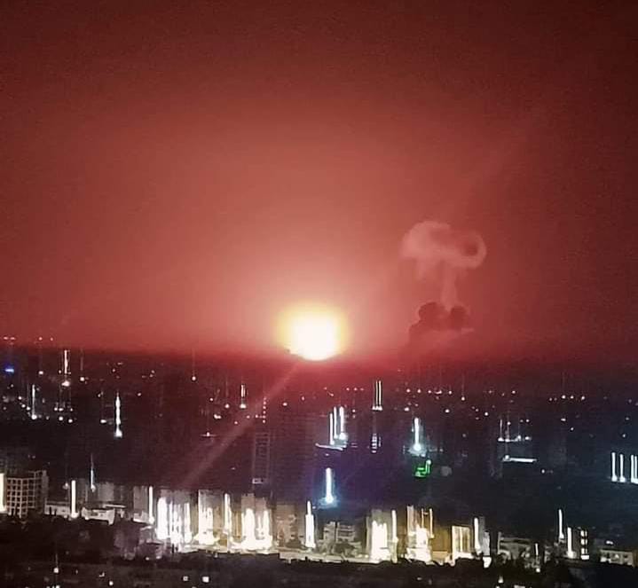 أصوات انفجارات قوية هزت أرجاء العاصمة دمشق ناجمة عن قيام الطيران الحربي الإسرائيلي باستهداف عدة مواقع تتبع للميليشيات الإيرانية في محيط منطقة السيدة_زينب جنوبي دمشق