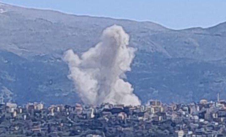 الطيران الحربي المعادي نفذ غارة جوية إستهدفت بالصواريخ مدينة الخيام في جنوب لبنان