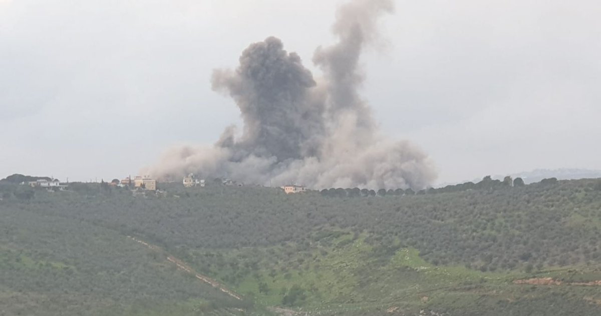 Israeli warplanes launched an air strike with missiles targeting the town of Ghandouriya