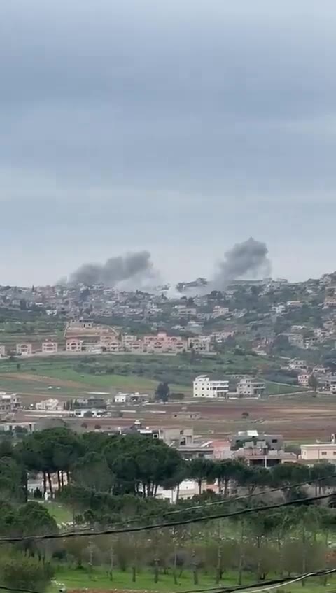 Luchtaanvallen van het Israëlische leger in Ayta Ash Shab