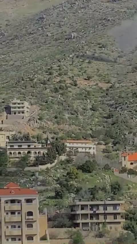 لحظة قصف مدفعية  لأطراف بلدة شبعا جنوب لبنان.