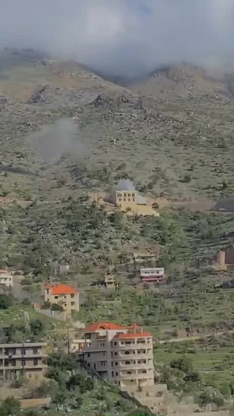 لحظة قصف مدفعية  لأطراف بلدة شبعا جنوب لبنان.