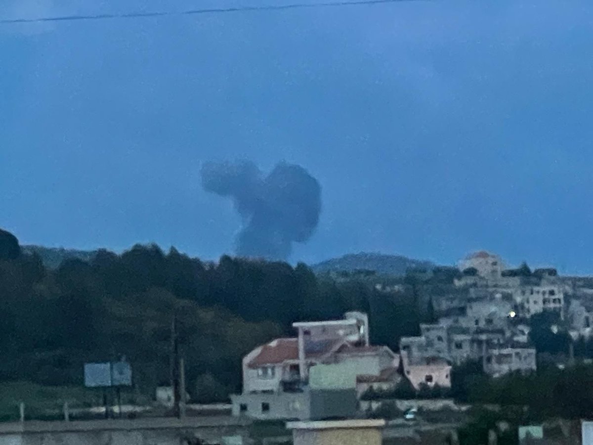 Israeli warplanes launched an air strike targeting the town of Yaroun