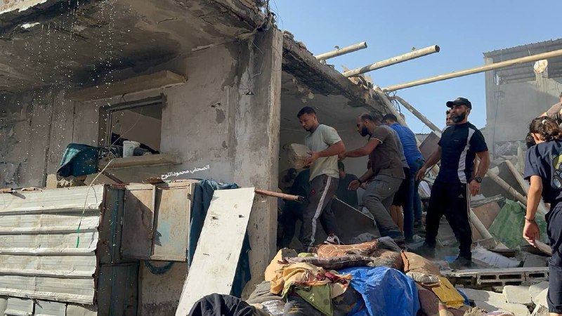 Dead and a number of injuries as aircraft bombed two homes belonging to the Al-Najjar and Al-Khatib families in the Bureij camp in the central Gaza Strip