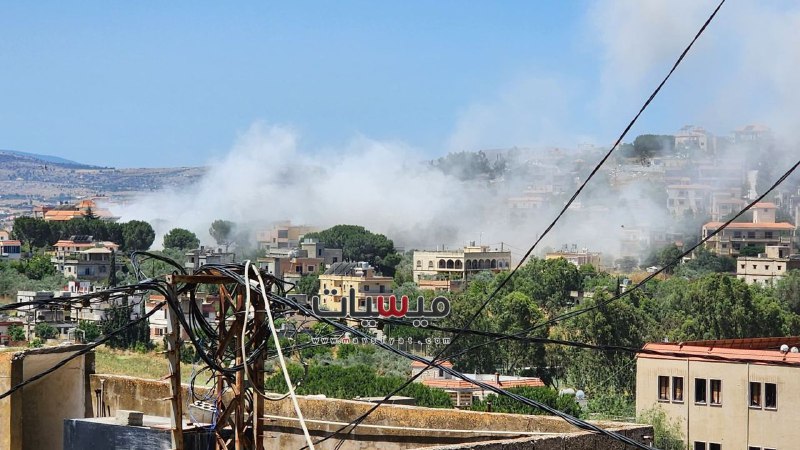 Israeliska flygplan attackerar staden Mays al-Jabal