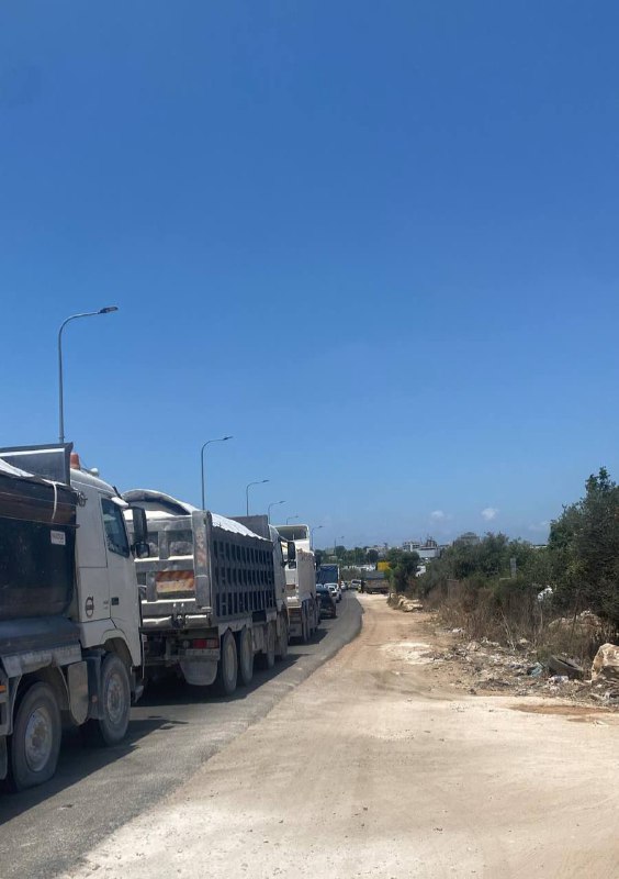 Israeli security forces close all entrances and roads leading to the city of Qalqilya.