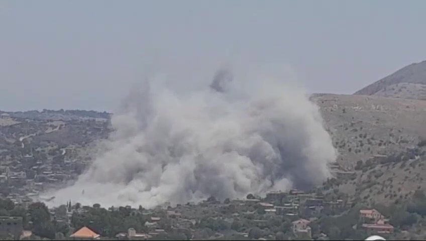 Israeli warplanes launched an air strike targeting the town of Aitaroun