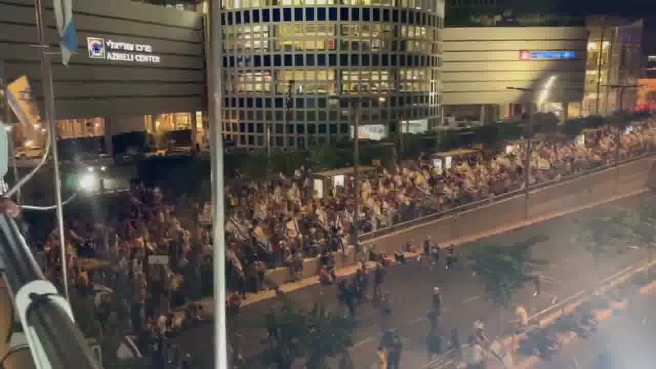 Tel Aviv anti-gov rally for the immediate release of the 120 hostages #BringThemHomeNow.