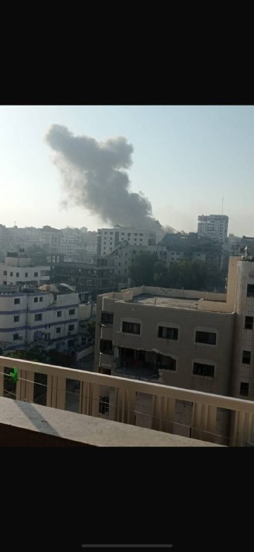 An aircraft carried out a raid in the vicinity of the Bank of Palestine in Gaza City.