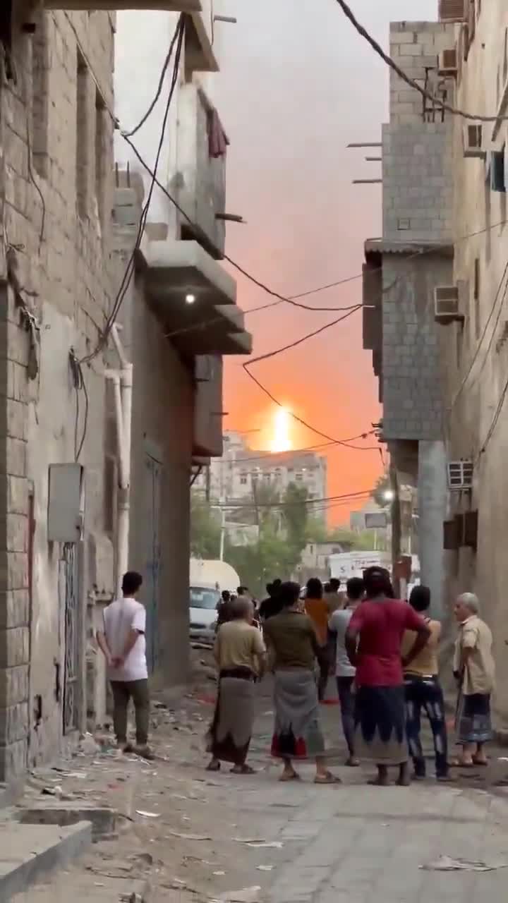 Heavy smoke rose in the port of Hodeidah following an air strike that reportedly targeted oil stores in the port