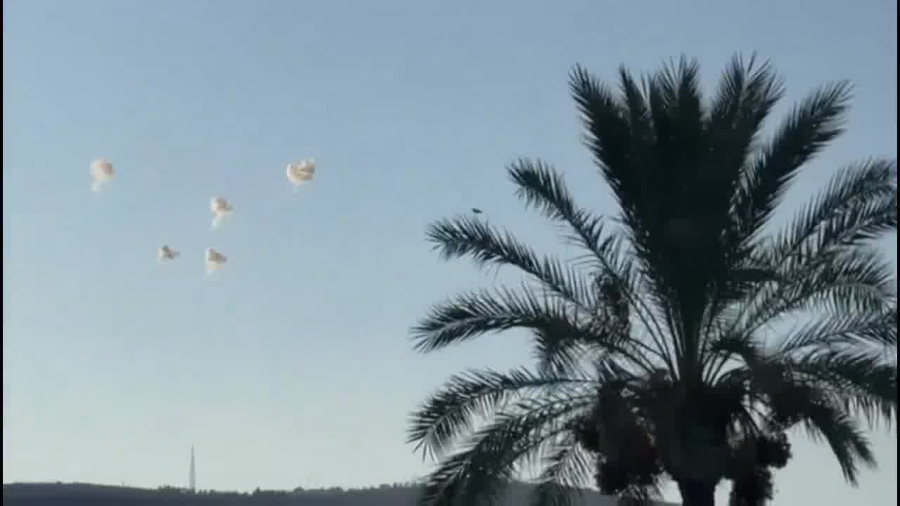 Raketen lösen in Misgav Am und Kiryat Shmona Sirenen aus, am Himmel sind Abfangmanöver zu sehen