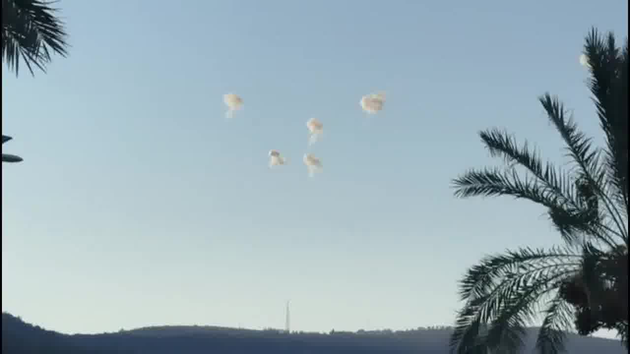 Raketen lösen in Misgav Am und Kiryat Shmona Sirenen aus, am Himmel sind Abfangmanöver zu sehen