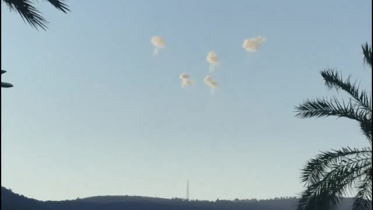 Raketen lösen in Misgav Am und Kiryat Shmona Sirenen aus, am Himmel sind Abfangmanöver zu sehen