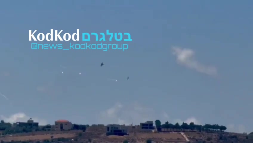 מטוסי קרב חגים בגובה נמוך מעל העיירה עיתא אל שיעב