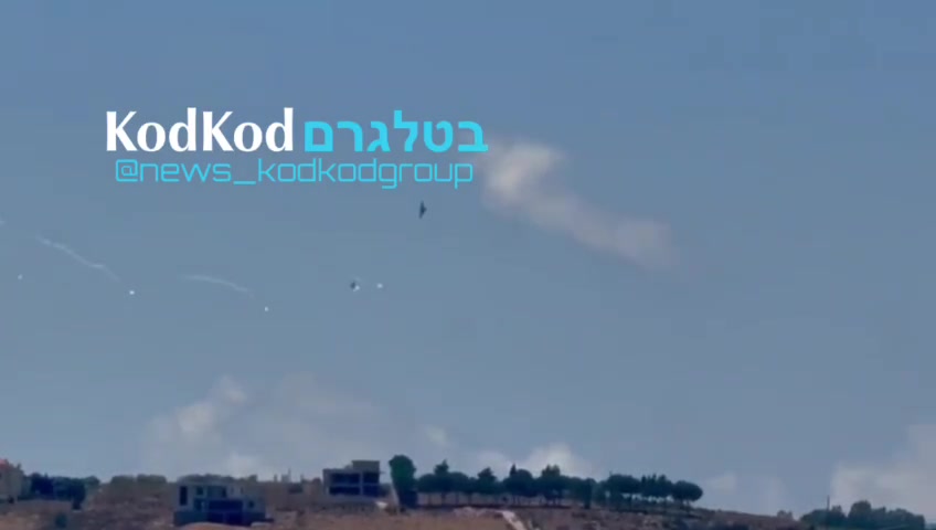 מטוסי קרב חגים בגובה נמוך מעל העיירה עיתא אל שיעב