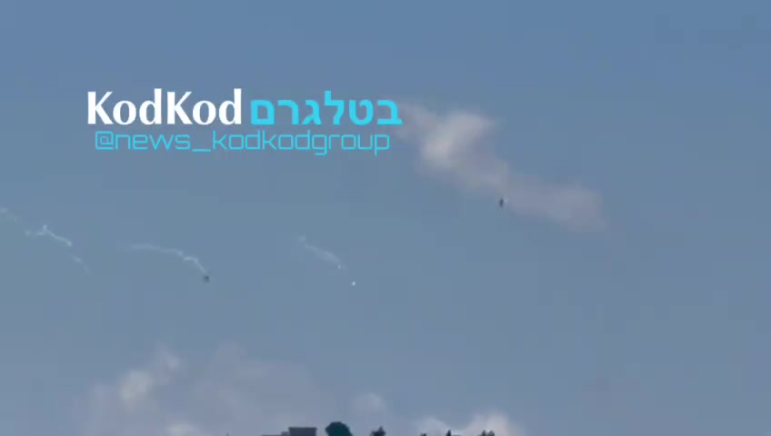 מטוסי קרב חגים בגובה נמוך מעל העיירה עיתא אל שיעב