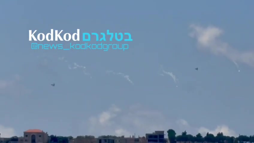 מטוסי קרב חגים בגובה נמוך מעל העיירה עיתא אל שיעב