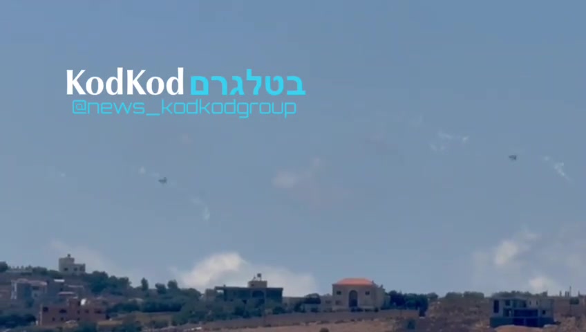 מטוסי קרב חגים בגובה נמוך מעל העיירה עיתא אל שיעב