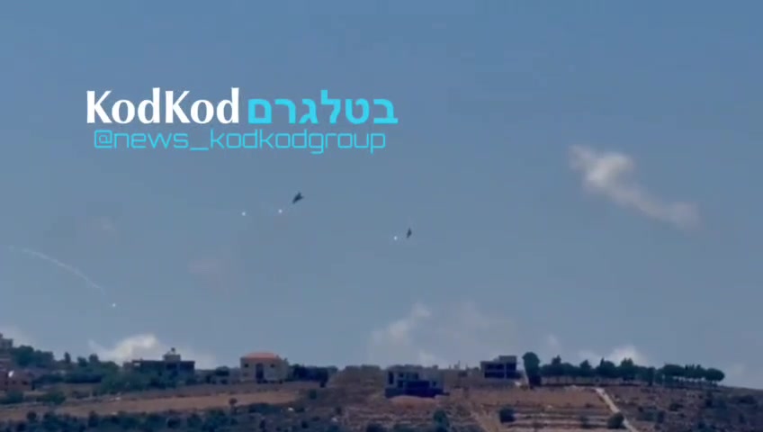 מטוסי קרב חגים בגובה נמוך מעל העיירה עיתא אל שיעב