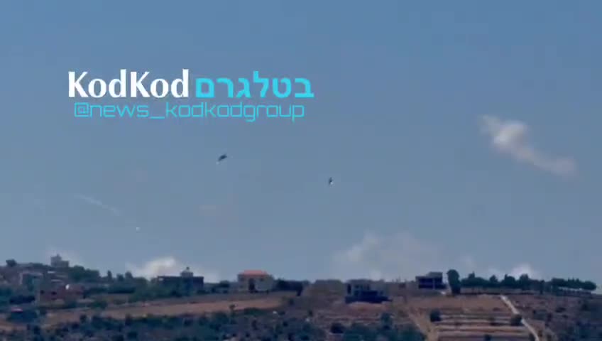 מטוסי קרב חגים בגובה נמוך מעל העיירה עיתא אל שיעב