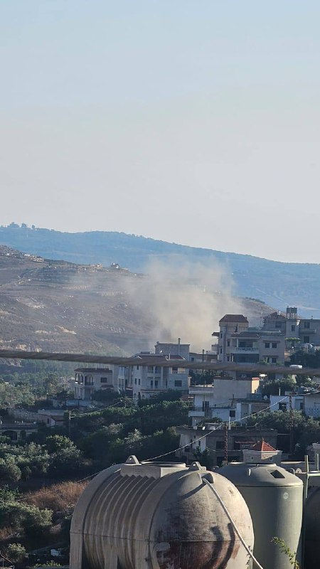 La artillería del ejército israelí dispara hacia Beint Jbeil