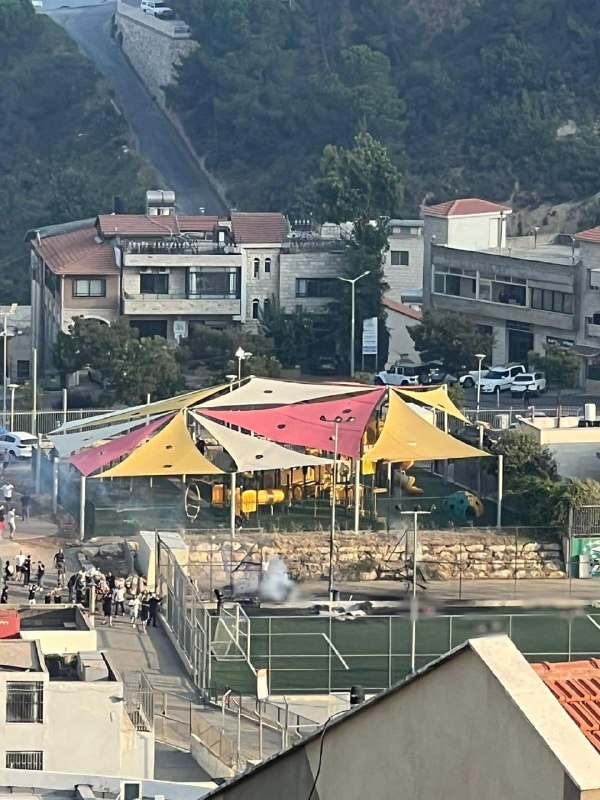 Première image de la scène de l'impact d'une roquette sur un terrain de football à Majdal Shams qui a blessé de nombreux civils, dont 11 dans un état grave et critique.