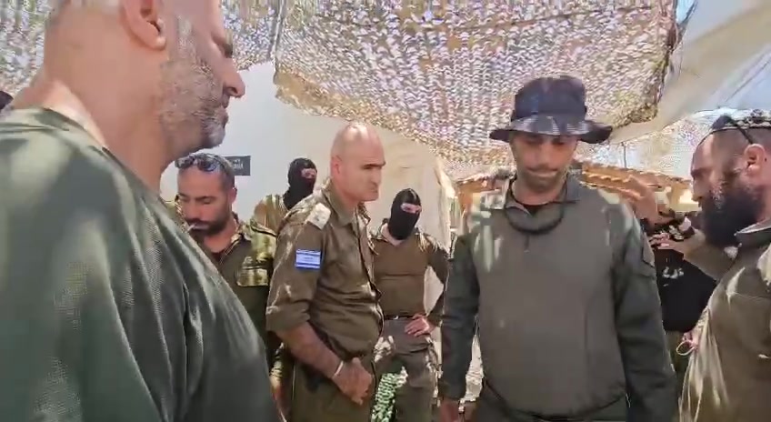 Incident au centre de détention du Néguev : les enquêteurs des Forces de défense israéliennes ont effectué une descente dans la base au cours de la dernière heure et s'efforcent d'arrêter et d'interroger environ 10 réservistes qui gardaient les militants de Nohva dans la base. Cela fait suite à des soupçons de  violences graves  sur le terroriste, qui a été évacué des lieux dans un état grave avec de graves blessures à l'anus. Dès l'arrivée des enquêteurs du MDF à la base, des affrontements ont commencé sur place et certains combattants ont refusé de coopérer.