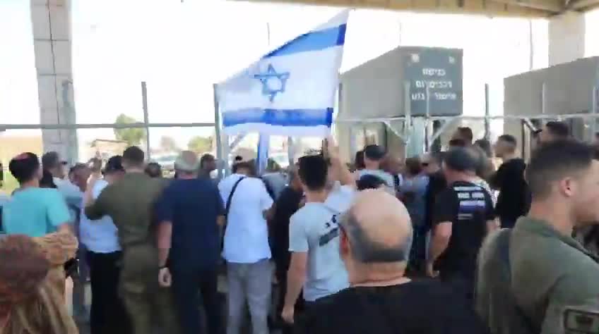 Manifestantes, incluidos miembros de la Knesset, irrumpieron en la base de Sde Teiman tras el arresto de soldados sospechosos de abusar de un miembro de Hamás en la base.