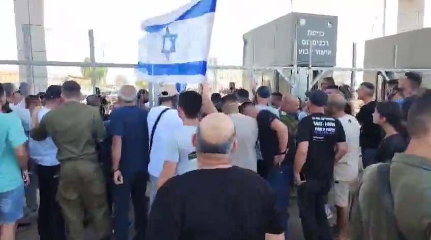 Des manifestants, dont des membres de la Knesset, ont pris d'assaut la base de Sde Teiman après l'arrestation de soldats soupçonnés d'avoir abusé d'un membre du Hamas dans la base