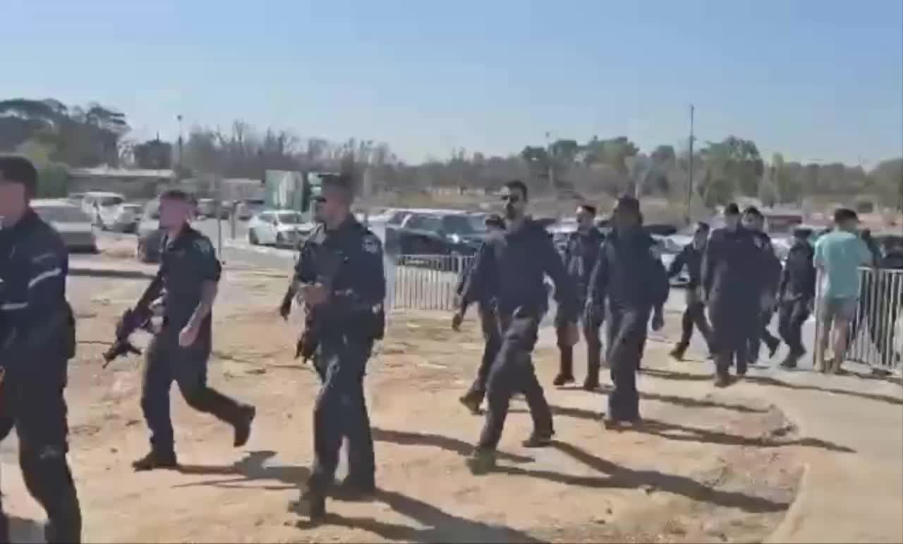 Police forces arrived at the Sde Teimen compound