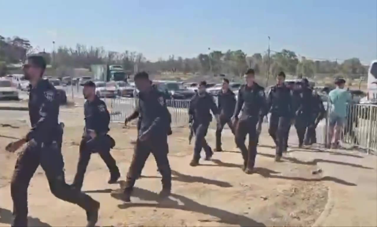 Police forces arrived at the Sde Teimen compound