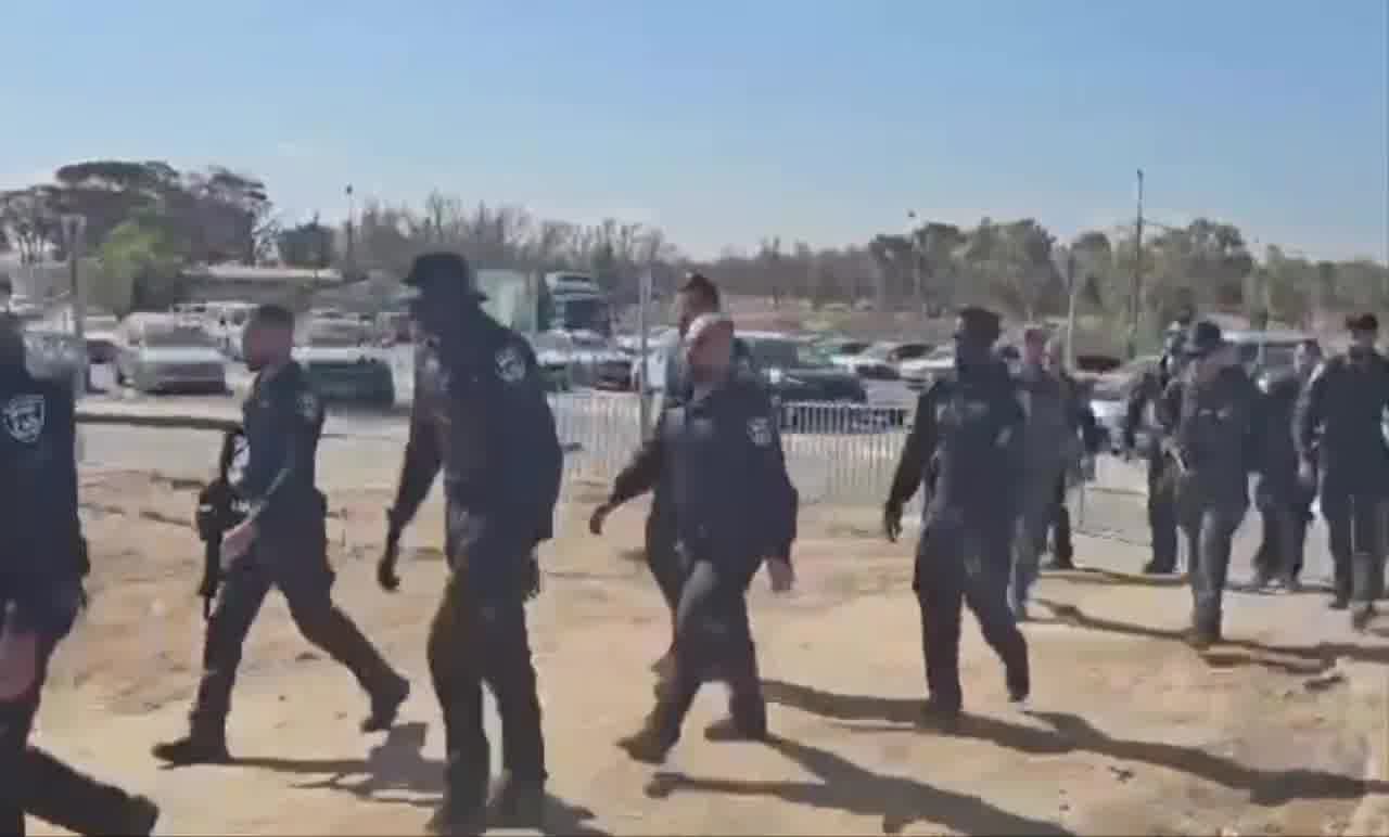 Police forces arrived at the Sde Teimen compound