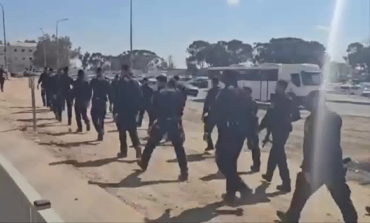 Les forces de police sont arrivées au complexe de Sde Teimen