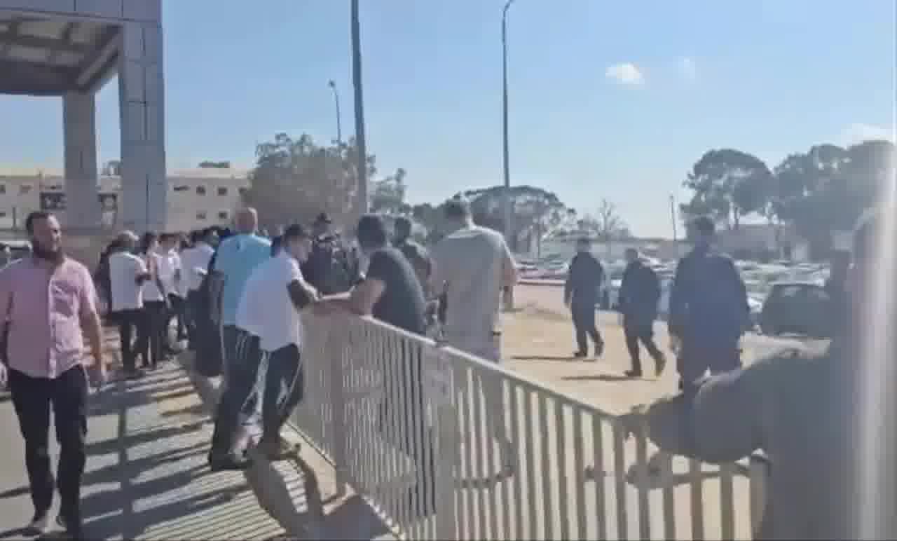 Les forces de police sont arrivées au complexe de Sde Teimen