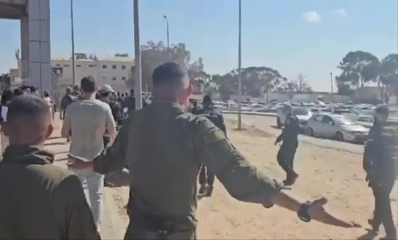 Les forces de police sont arrivées au complexe de Sde Teimen