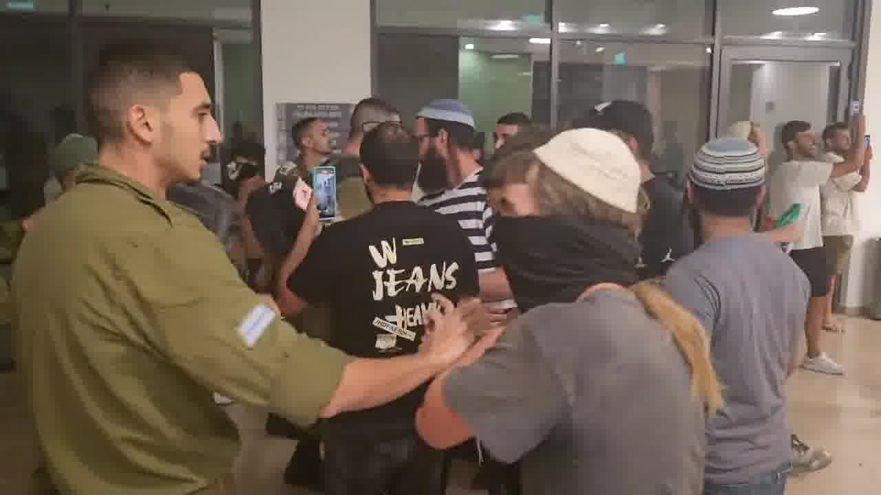 Una turba de derecha irrumpió en la base del ejército israelí en Beit Lid, donde nueve soldados están siendo interrogados por su presunta participación en el abuso de un detenido palestino en el centro de detención de Sde Teiman.