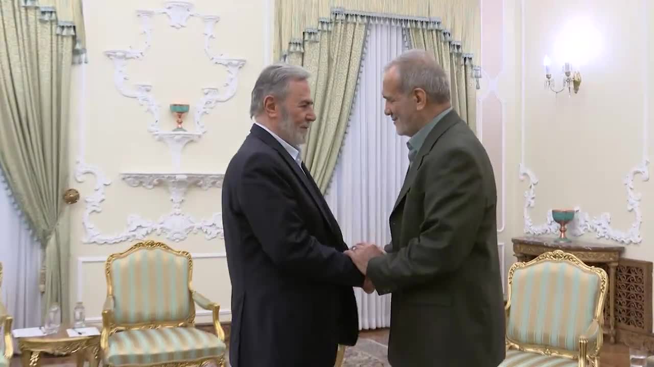 El líder de la Jihad Islámica Palestina, Ziyad Al-Nakhalah, se reunió con el presidente de Irán, Masoud Pezeshkian, en Teherán. El presidente iraní dijo: El apoyo de Irán al pueblo palestino no cambia con el cambio de gobierno en Teherán. y ese apoyo continuará con fuerza.