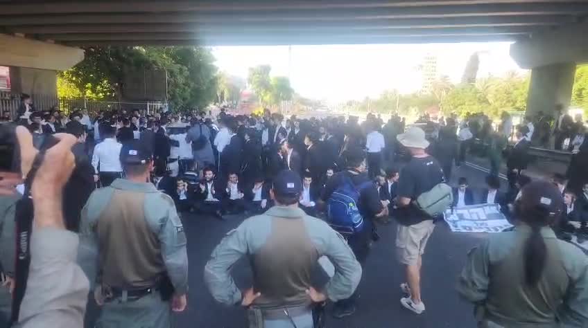 Decenas de ultraortodoxos bloquean la autopista 4 hacia el sur, cerca de Bnei Brak, en protesta por la ley de servicio militar obligatorio. Foto de : Shimon Baruch