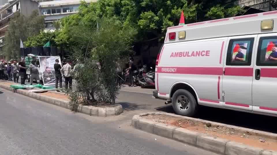 Préparatifs des funérailles symboliques du leader du Hamas assassiné Ismail Haniyeh et de son garde du corps à Téhéran - prières à Tarik Jdeidih, quartier de Beyrouth