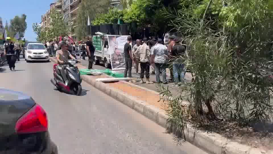 Préparatifs des funérailles symboliques du leader du Hamas assassiné Ismail Haniyeh et de son garde du corps à Téhéran - prières à Tarik Jdeidih, quartier de Beyrouth