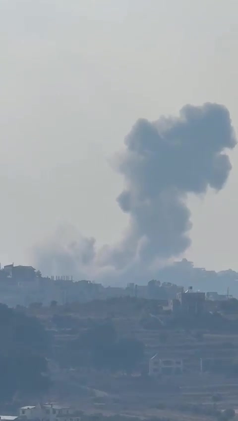 Israeli army-Luftangriff in Ayta Ash Shab