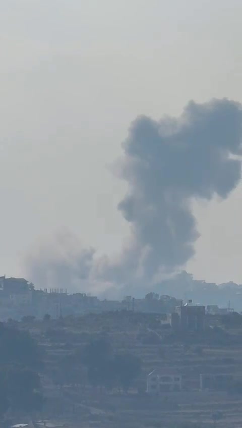 Israeli army-Luftangriff in Ayta Ash Shab