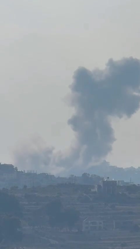 Israeli army-Luftangriff in Ayta Ash Shab