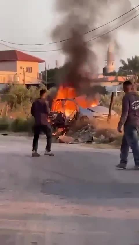 רכב שנפגע מתקיפה אווירית ישראלית בעיר טול כרם שבצפון הגדה המערבית. הצבא הישראלי אומר כי הוא תקף חוליית טרור במכונית