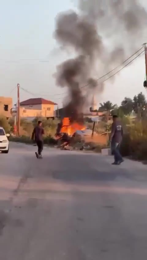 Véhicule touché par une frappe aérienne israélienne dans la ville de Tulkarem, au nord de la Cisjordanie. L'armée israélienne affirme avoir ciblé une cellule terroriste dans la voiture