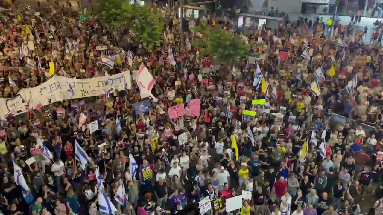 Der Protest vor dem Hauptquartier der israelischen Armee in Tel Aviv (Oded Engel)