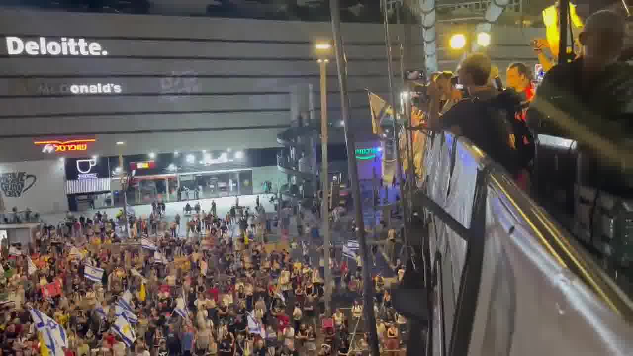 The protest outside Israeli army HQ in Tel Aviv(Oded Engel)